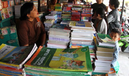 Học sinh ở Indonesia đi mua sách trước thềm năm học