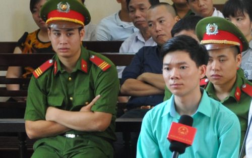 Bác sĩ Hoàng Công Lương trong phiên tòa xét xử