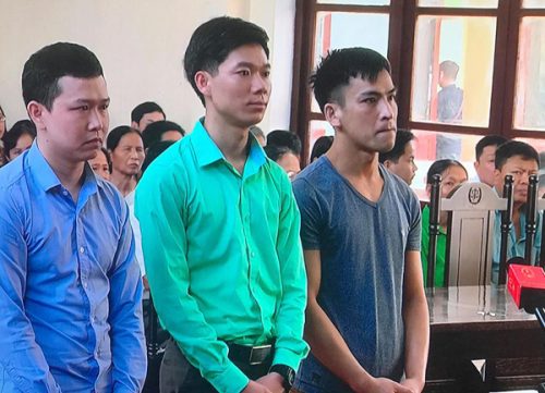 Bác sĩ Lương cùng 2 bị cáo tại phiên tòa xét xử