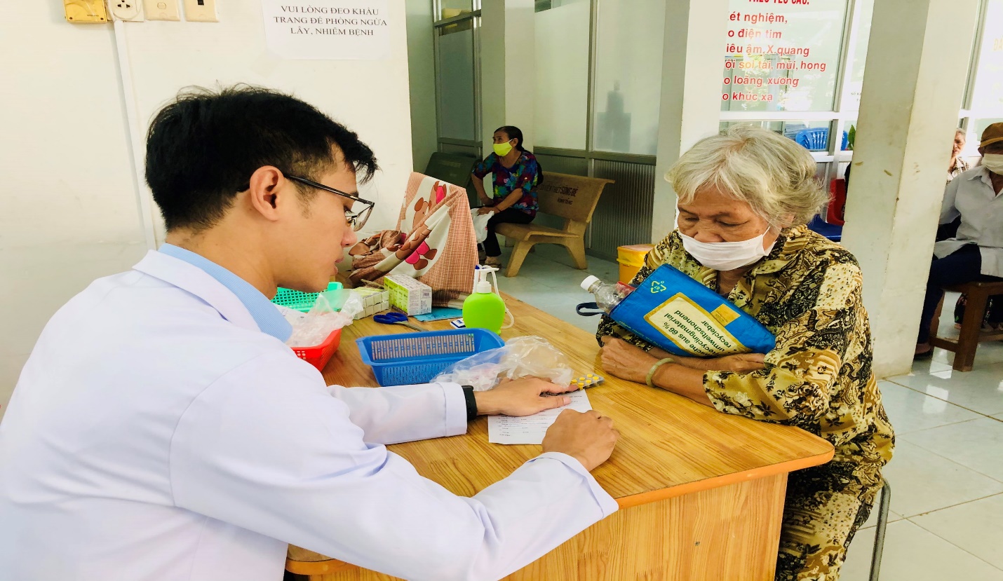 Bệnh nhân đang thắc mắc “Tại sao đơn thuốc của tôi lại khác?” trước Dược sĩ tư vấn thuốc