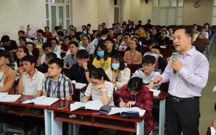 CÓ NHỮNG ĐIỀU NGƯỜI THẦY CHỈ DÁM NÓI KHI SINH VIÊN SẮP RA TRƯỜNG