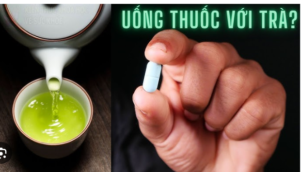 Uống thuốc với nước trà có sao không?
