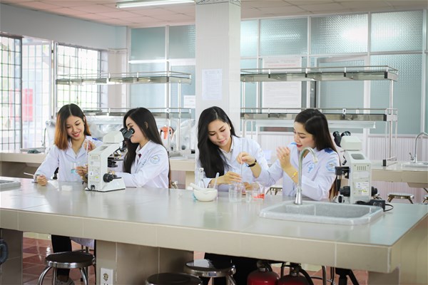 Hình ảnh Sinh viên trong giờ học thực hành kiểm nghiệm