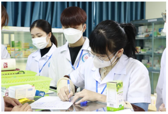 Ngành Dược học hiện nay còn “hot” không? Góc nhìn từ thực tế đào tạo và nhu cầu nhân lực ngành y tế