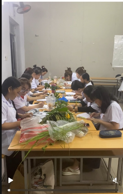 Sinh viên trường Cao đẳng y dược Pasteur trong giờ thực hành thực vật dược