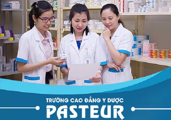 Sinh viên trường Cao đẳng Y Dược Pasteur thảo luận cùng giảng viên