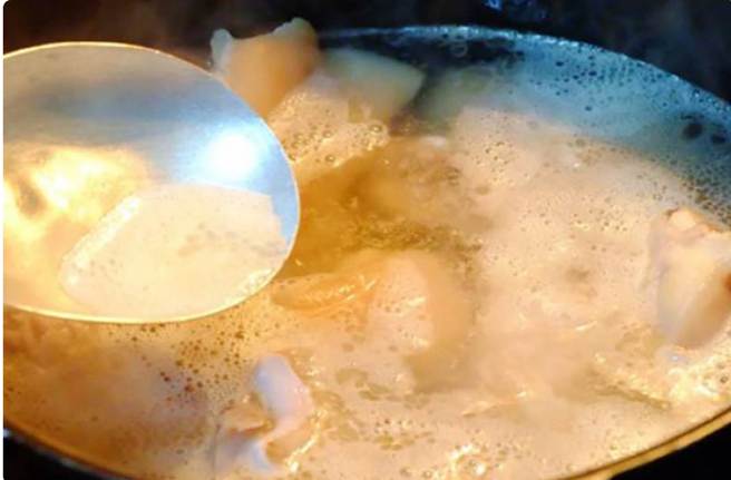 việc hớt bọt là một kỹ thuật ẩm thực nhằm cải thiện chất lượng nước dùng