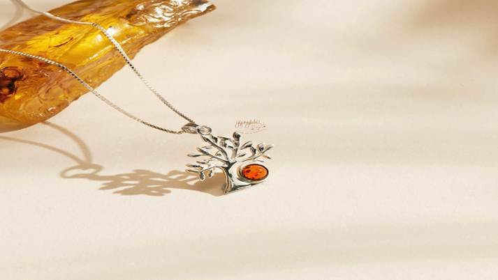 Trang sức hổ phách được ưa chuộng nhờ vẻ đẹp tự nhiên